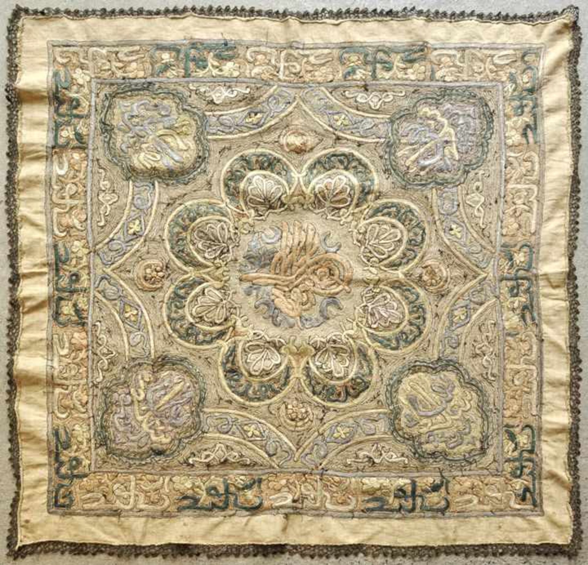 Gestickte Decke, osmanisches Reich, 19. Jh.Stickerei in Seidengarn und Metallfäden auf Baumwolle. Im - Bild 2 aus 2