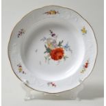 Tiefer Teller, Meissen, um 1770Porzellan. Neu-Spanischer Reliefzierrat, Blumenmalerei (andere