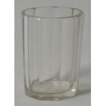 Kleines Becherglas, 18. Jh.Farbloses Glas, zylindrische Wandung mit 9 Schlifffacetten. Stand min.