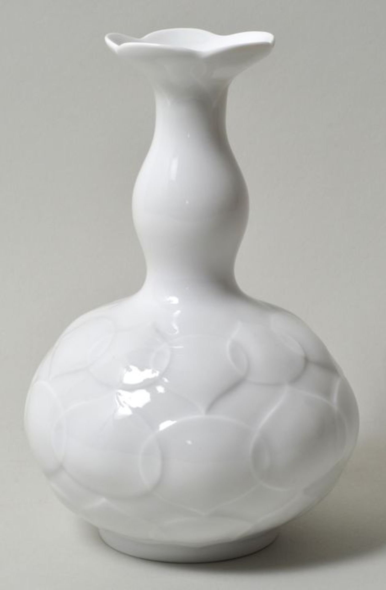 Vase, Meissen, 2. H. 20. Jh.Porzellan, weiß. Kugelbauch mit schlankem Balusterhals. Bogiger