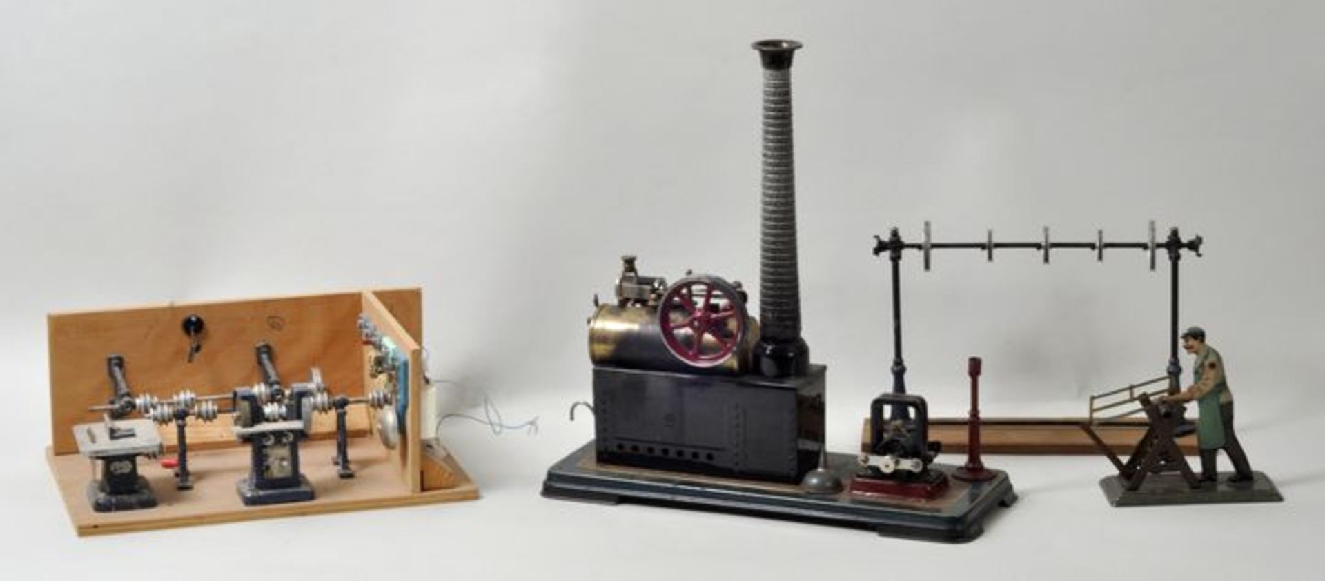 Modell-Dampfmaschine, Nürnberg, Gebr. Bing, ca. 1927Fundamentbrett mit liegendem Messingkessel,