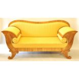 Biedermeiersofa, um 1820 Kirschbaum furniert, in den geschwungenen Lehnen große Fächer, top