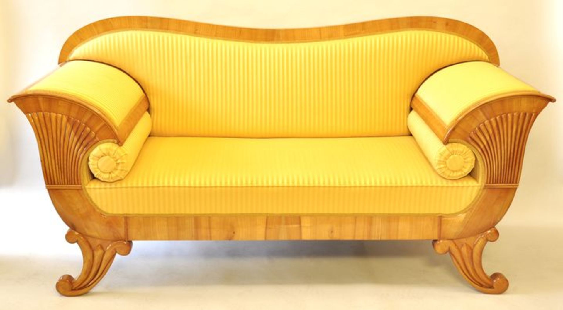 Biedermeiersofa, um 1820 Kirschbaum furniert, in den geschwungenen Lehnen große Fächer, top