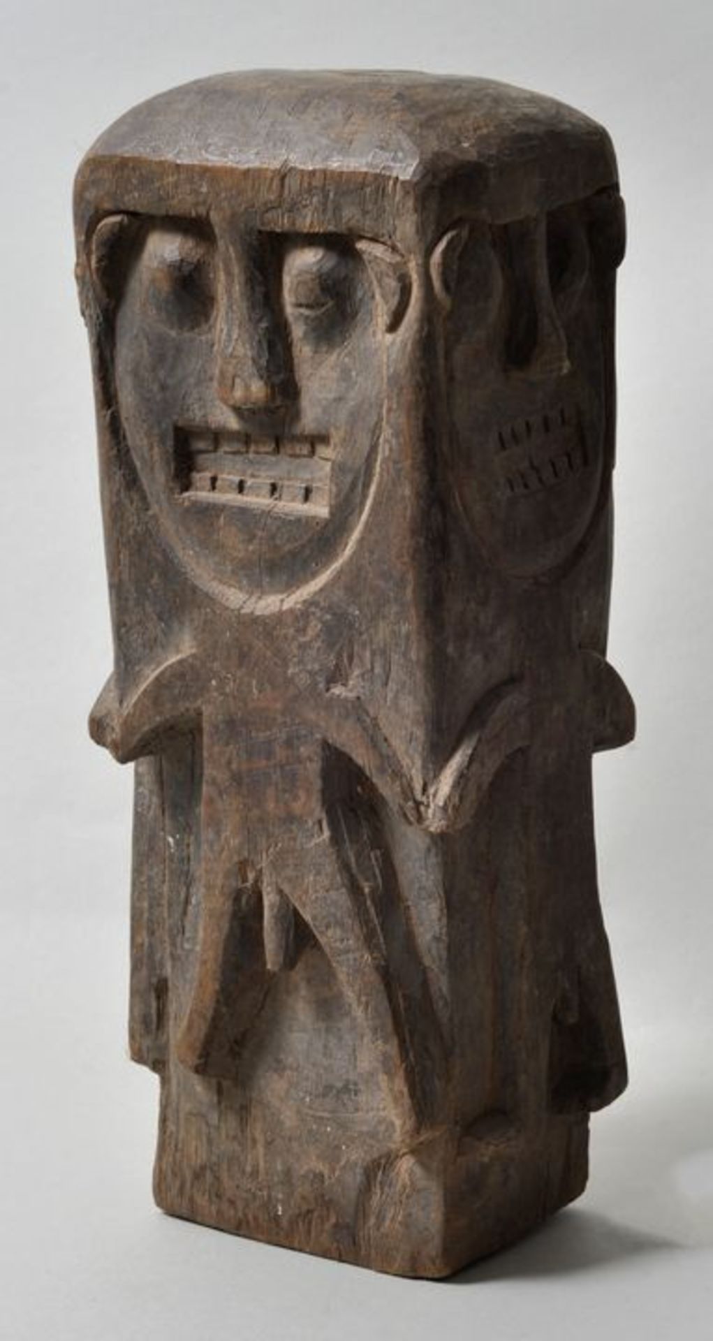 Geschnitzter Balkenkopf, vermutl. NepalHolz, an vier Seiten mit stilisierten männlichen Figuren