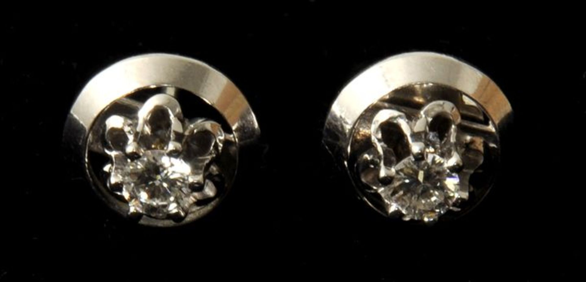 Paar Ohrstecker, 20. Jh.Wg. 585, jeweils besetzt mit Brillant, ca. 0,1 ct., in Chatonfassung. Es