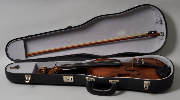 Violine, Markneukirchen, Schuster & Co., ca. 1900Deckel Nadelholz, Boden und Zarge Ahorn, - Image 2 of 4