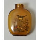 Riechfläschchen/ snuff bottle, ChinaBernsteinfarbenes Glas, auf der Innenseite bemalt: Vogel auf