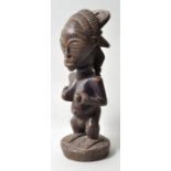 Weibliche Ahnenfigur, Hemba (?), KongoHolz, geschnitzt, zweifach alt gerissen. H. 36,5 cm- - -25.