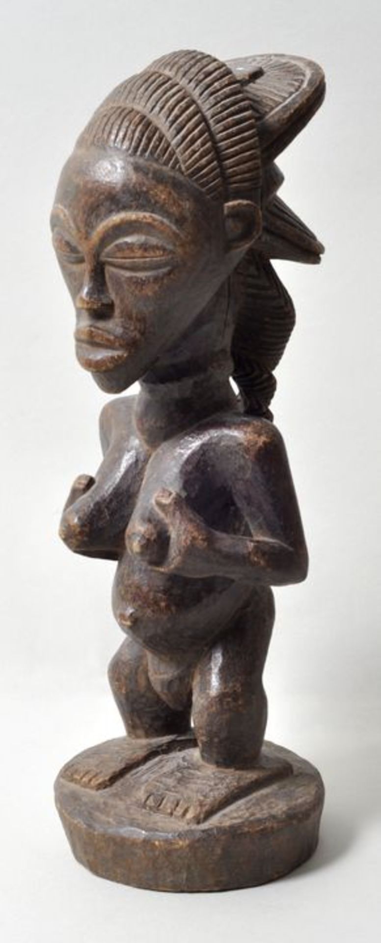 Weibliche Ahnenfigur, Hemba (?), KongoHolz, geschnitzt, zweifach alt gerissen. H. 36,5 cm- - -25.