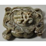 Deckelgefäß, China, Qing-DynastieSpeckstein, geschnitzt. Niedrige gebauchte Form in Kürbisgestalt,