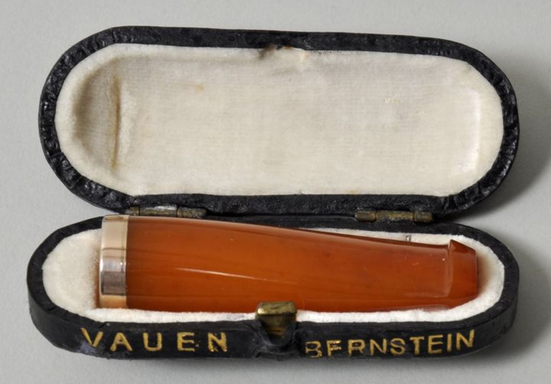 Bernstein-Zigarettenspitze, ca. 1920Bernstein, vergoldeter Ring, guter Zustand. L. 53 mm. Im