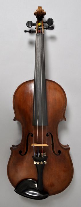 Violine, Markneukirchen, Schuster & Co., ca. 1900Deckel Nadelholz, Boden und Zarge Ahorn,