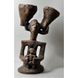 Seltene Trommelfigur, Nigeria, YorubaHolz, gschnitzt, partiell mit Nieten beschlagen. Kniende