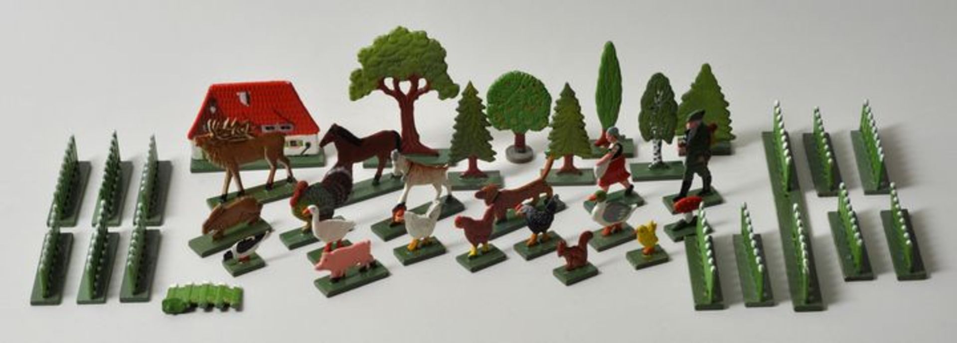 Miniatur-Bauernhof und Wald, Erzgebirge, um 193017 Tiere, ein Jäger, eine Magd, Bauernhaus, 7 Bäume,