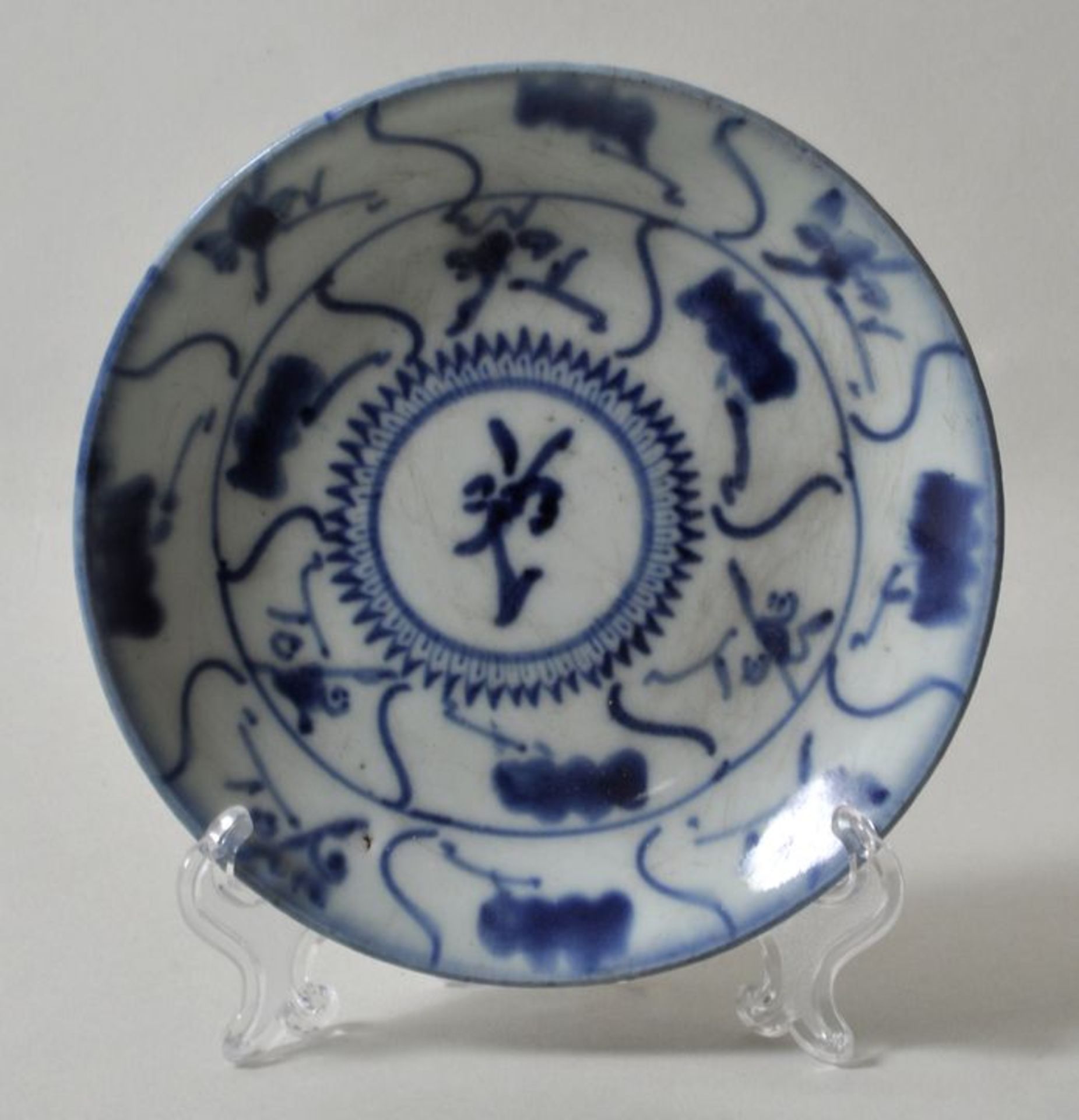 Tellerchen/ Schälchen, Vietnam, 18./ 19. Jh.Porzellan, blau-weiß-Dekor, Marke. D. 15 cm- - -25.