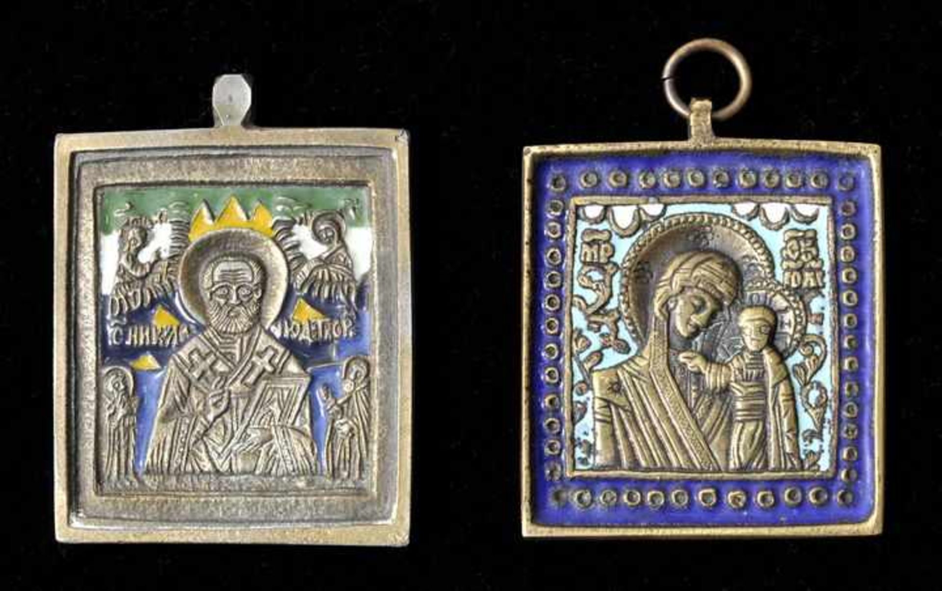 Zwei Halsband-bzw. Brustikonen, russisch, 19. Jh.Bronze, dreifarbig emailiert. Hl. Nikolaus bzw.
