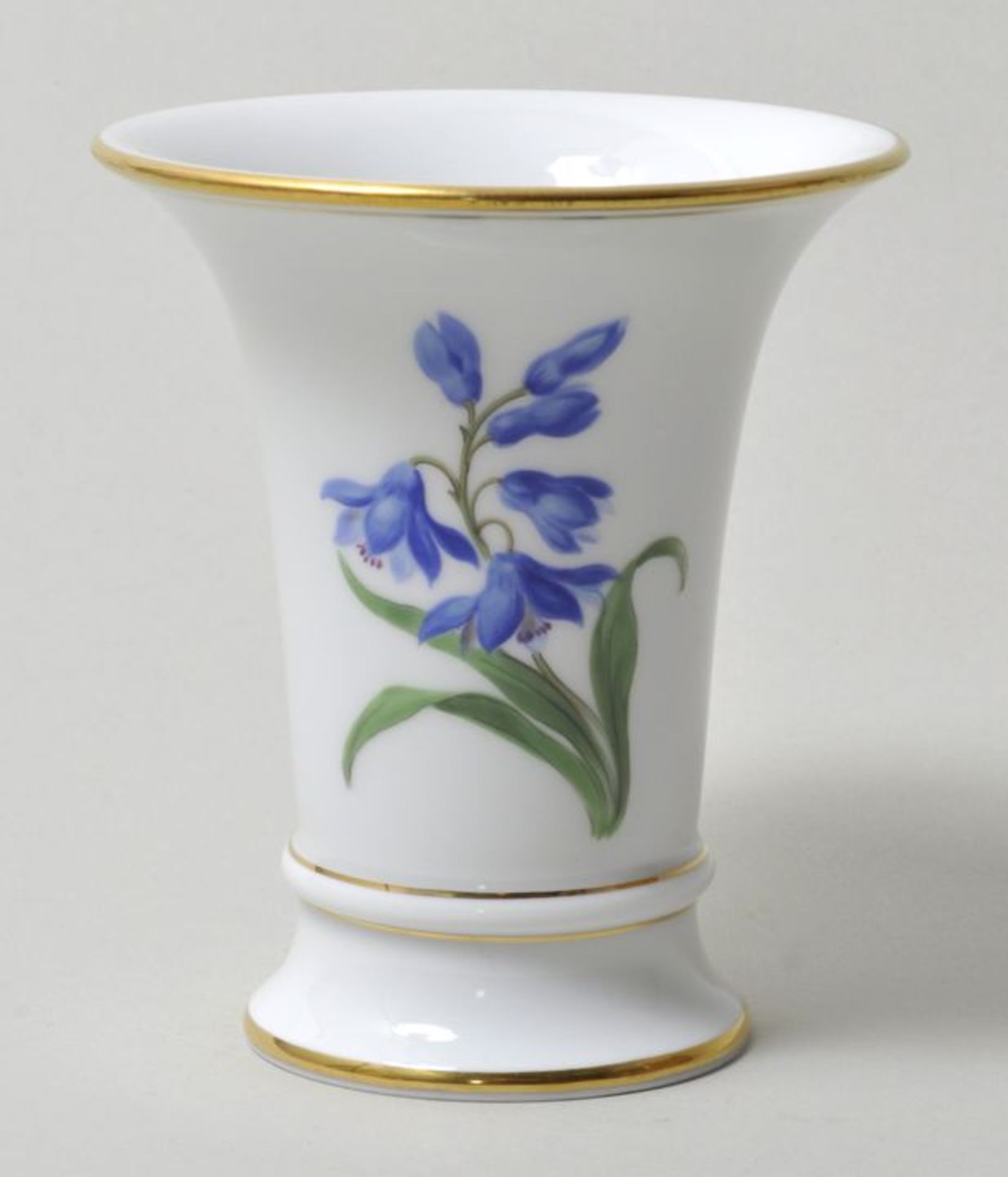 Kleine Vase, Meissen, Mitte 20. Jh.Trompetenform, bunte Blumenmalerei (Blume 1), Goldrand und