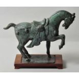 China. Tang Pferd.Bronze, gegossen, grün patiniert. 20. Jh. Auf und unterhalb der Plinthe mit