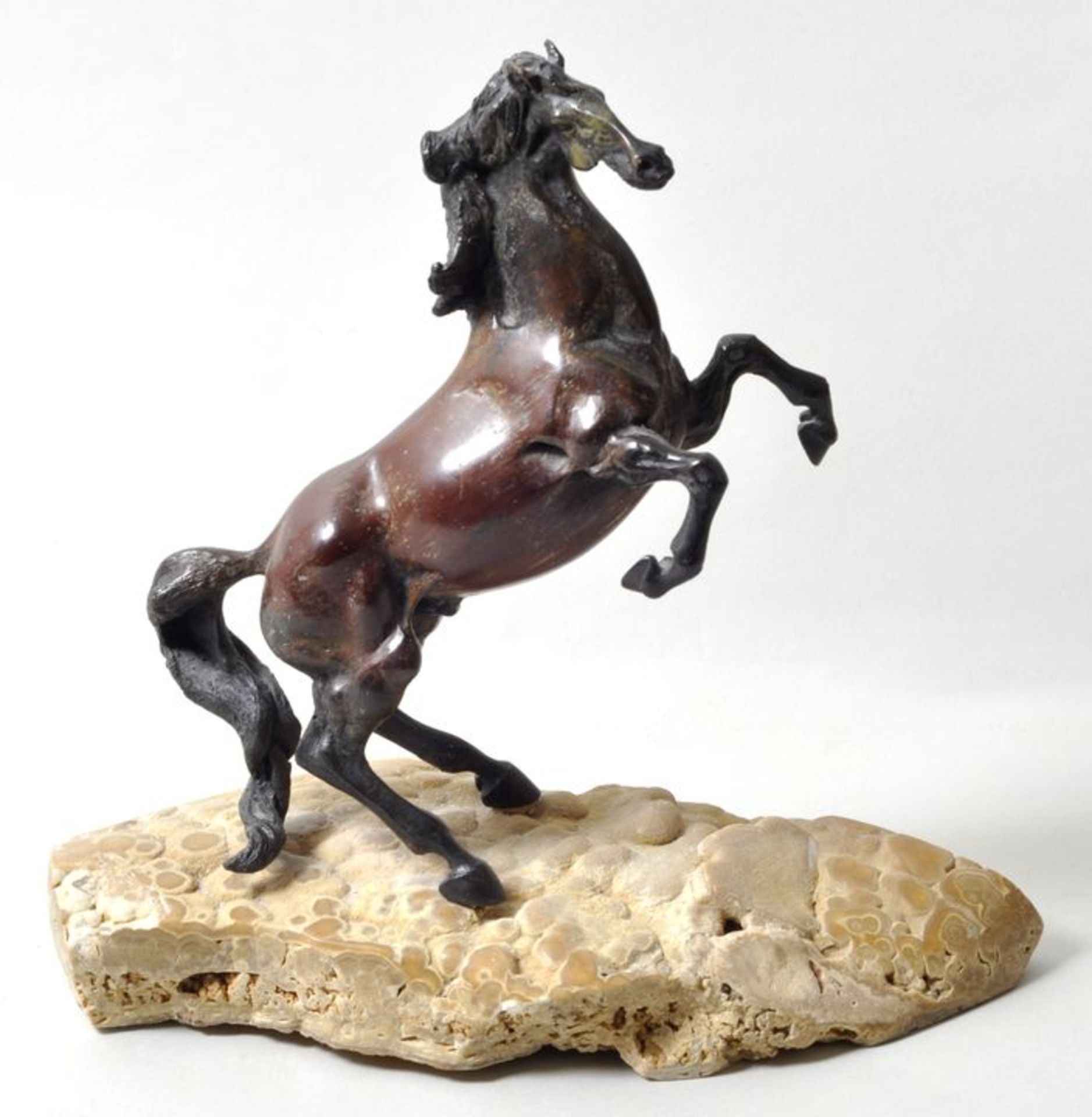 Unbekannt, 2. H. 20. Jh.Steigendes Pferd. Metallguss (Kupfer/ Bronze), ziseliert, als Sockel