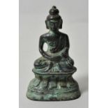 Buddha, China (?), wohl 20. Jh.Bronze, grüne Patina, auf dreiseitigem Lotosthron in