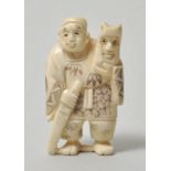 Netsuke, Japan, 20. Jh.Mann mit Schwert und Maske. Elfenbein, geschnitzt, Binnengravur zweifarbig