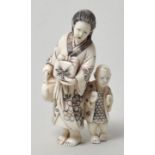 Netsuke, Japan, Meiji-Periode (1868-1912)Frau im Kimono mit Geschenk und Teekanne, begleitet von