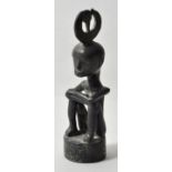 Weibliche Figur/ Goldgewicht, GhanaBronze, dunkel patiniert, mit angewinkelten Beinen sitzende