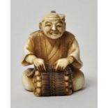 Netsuke, Japan, Meiji-Periode (1868-1912)Elfenbein, geschnitzt, Binnengravur schwarz eingefärbt. Auf