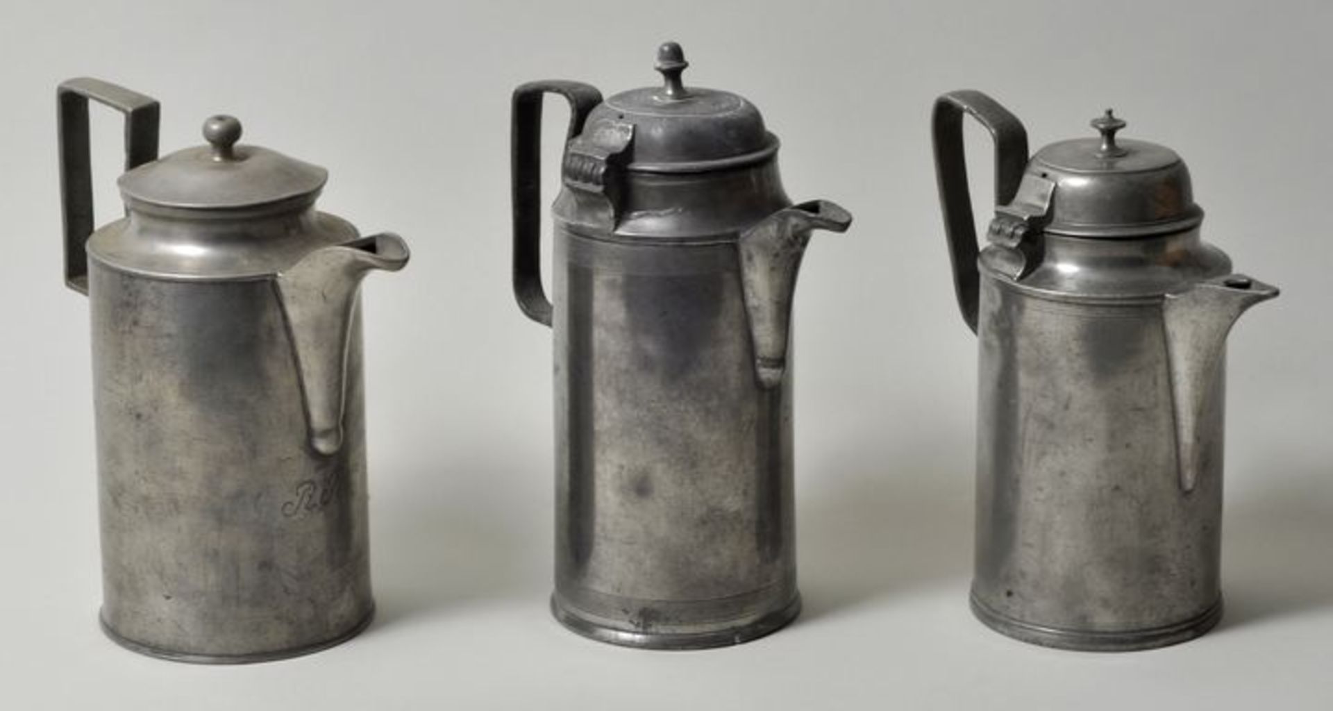 Drei Kaffeekannen, Mitteldeutschland, 19. Jh.Zinn. Zylindrische Korpusform mit eckig gebrochenem