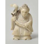 Netsuke, Japan, 20. Jh.Frau mit Lotosstengel. Elfenbein, geschnitzt, Binnengravur schwarz