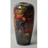 Vase mit Granatapfeldekor, William Moorcroft für Liberty & Co., London, um 1911Keramik, polychrome