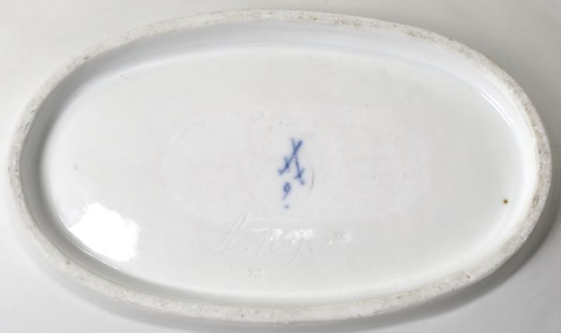 Schmuckschale, Meissen, 2. H. 19. Jh.Porzellan, weiß. Ovale Form mit reliefiertem Akanthus- - Bild 2 aus 2