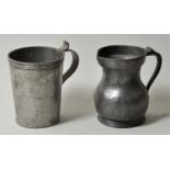 Kännchen und Maßbecher, 19. Jh.Zinn. Kännchen wohl England, H. 14,5 cm, Maßbecher H. 14 cm.