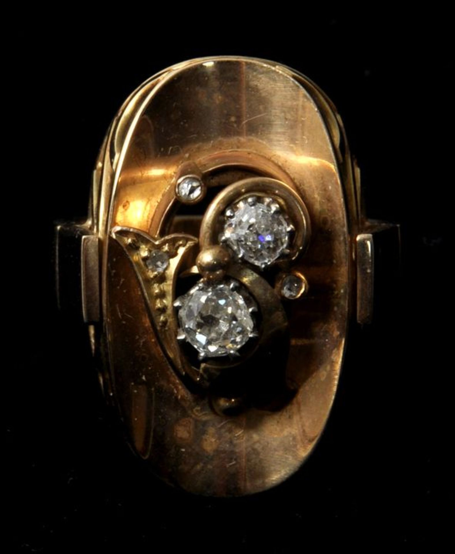 Damenring, 2. H. 20. Jh.Fassung Gold 585, ovales Schaustück besetzt mit zwei Diamanten, je ca. 0,1