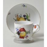 Tasse mit Untertasse, Meissen, 1774-1824Form mit reliefiertem Asthenkel, polychrome Fruchtmalerei,