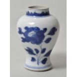 Kleine Vase, China, Kangxi, sp. 17. Jh.Porzellan, in Blaumalerei dekoriert. Balusterform. Auf der