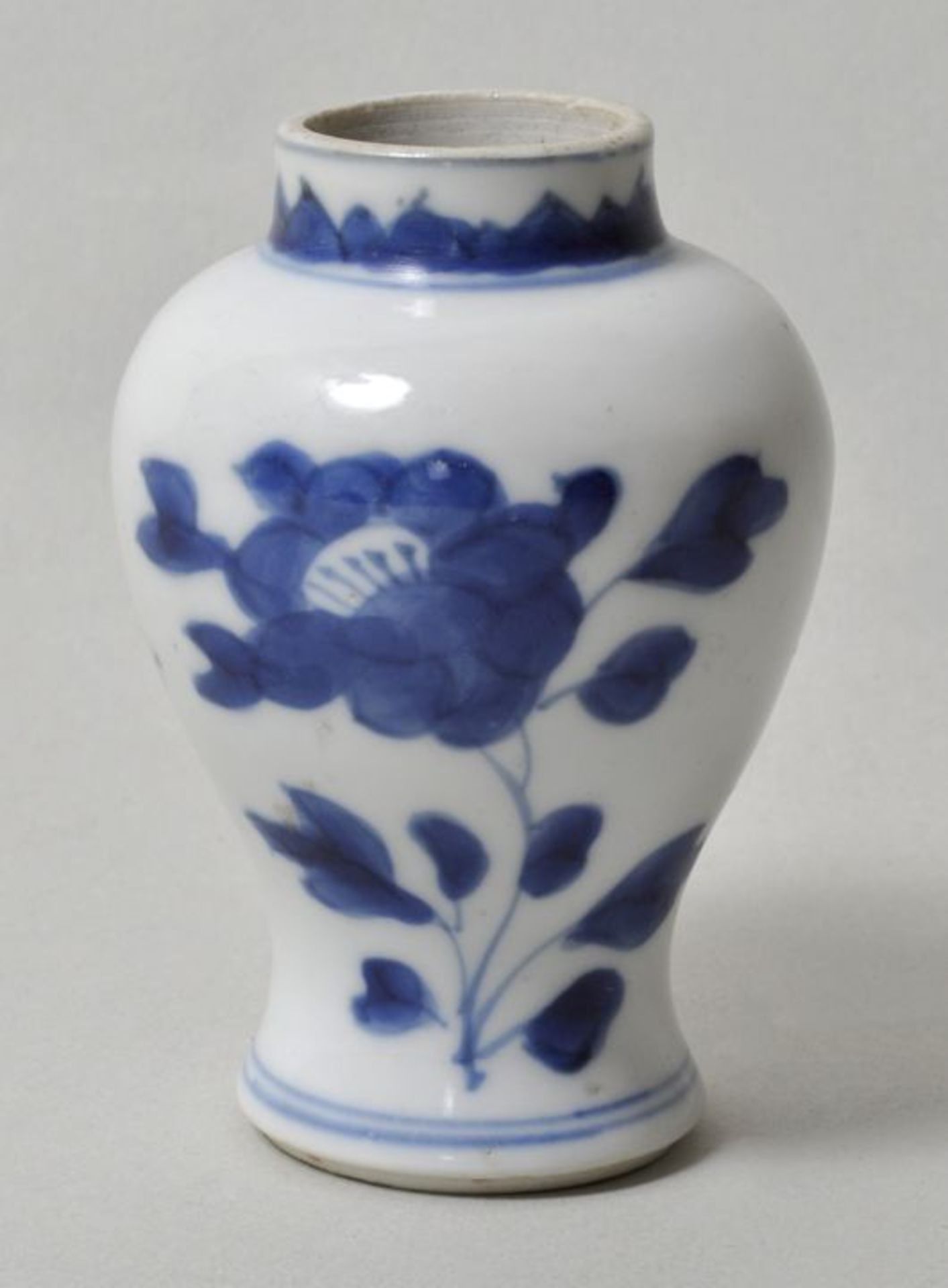 Kleine Vase, China, Kangxi, sp. 17. Jh.Porzellan, in Blaumalerei dekoriert. Balusterform. Auf der