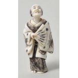 Netsuke, Japan, Meiji-Periode (1868-1912)Mann im Kimono mit Fächer. Elfenbein, geschnitzt, feine