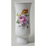 Vase, Meissen, ca. 1963Porzellan, schlanke Form auf hohem Standring, buntes Blumenbukett, graue