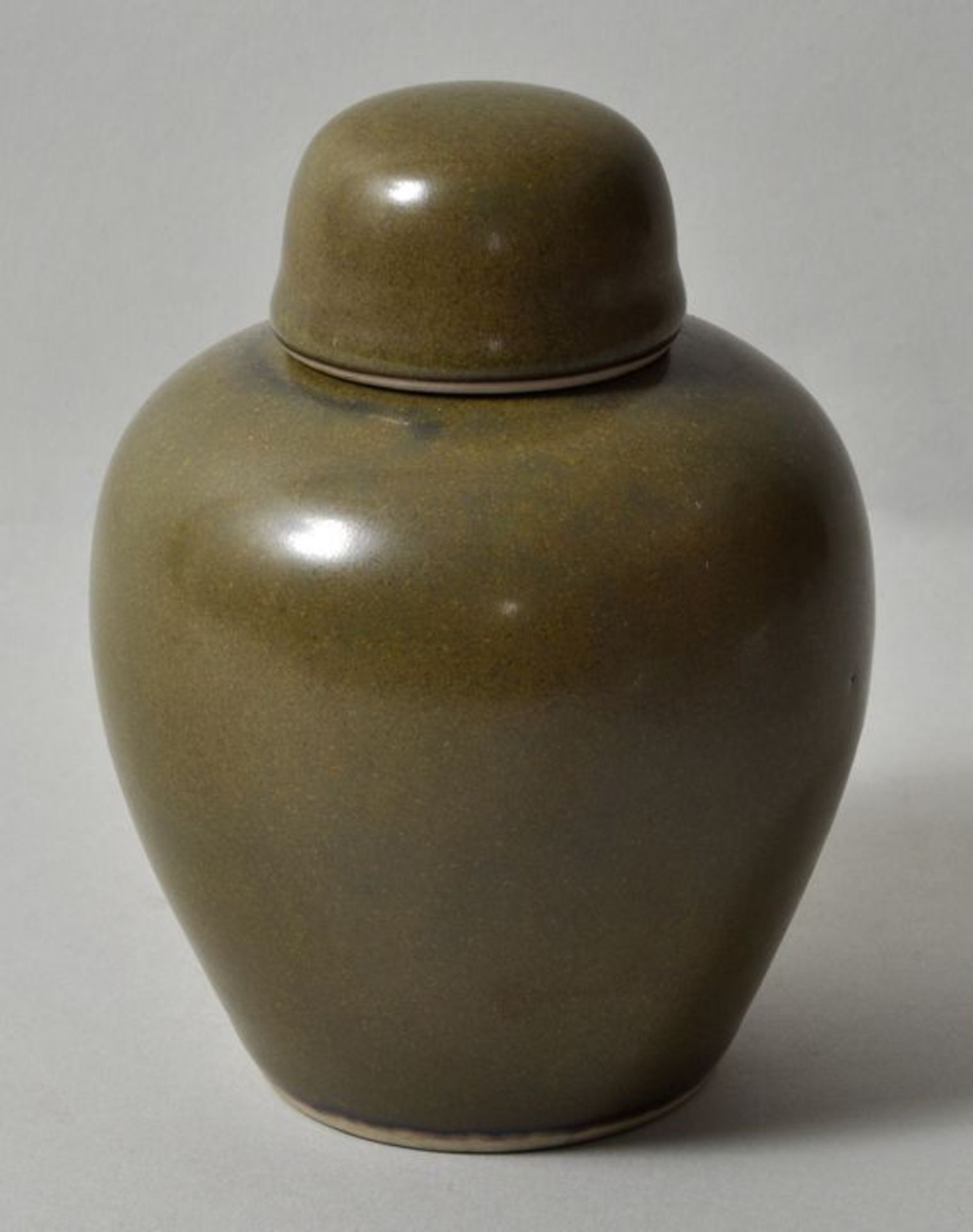 Teedose, China, Qing-Dynastie (?)Porzellan, olivfarbene Glasur (sog. teadust). Balusterform.