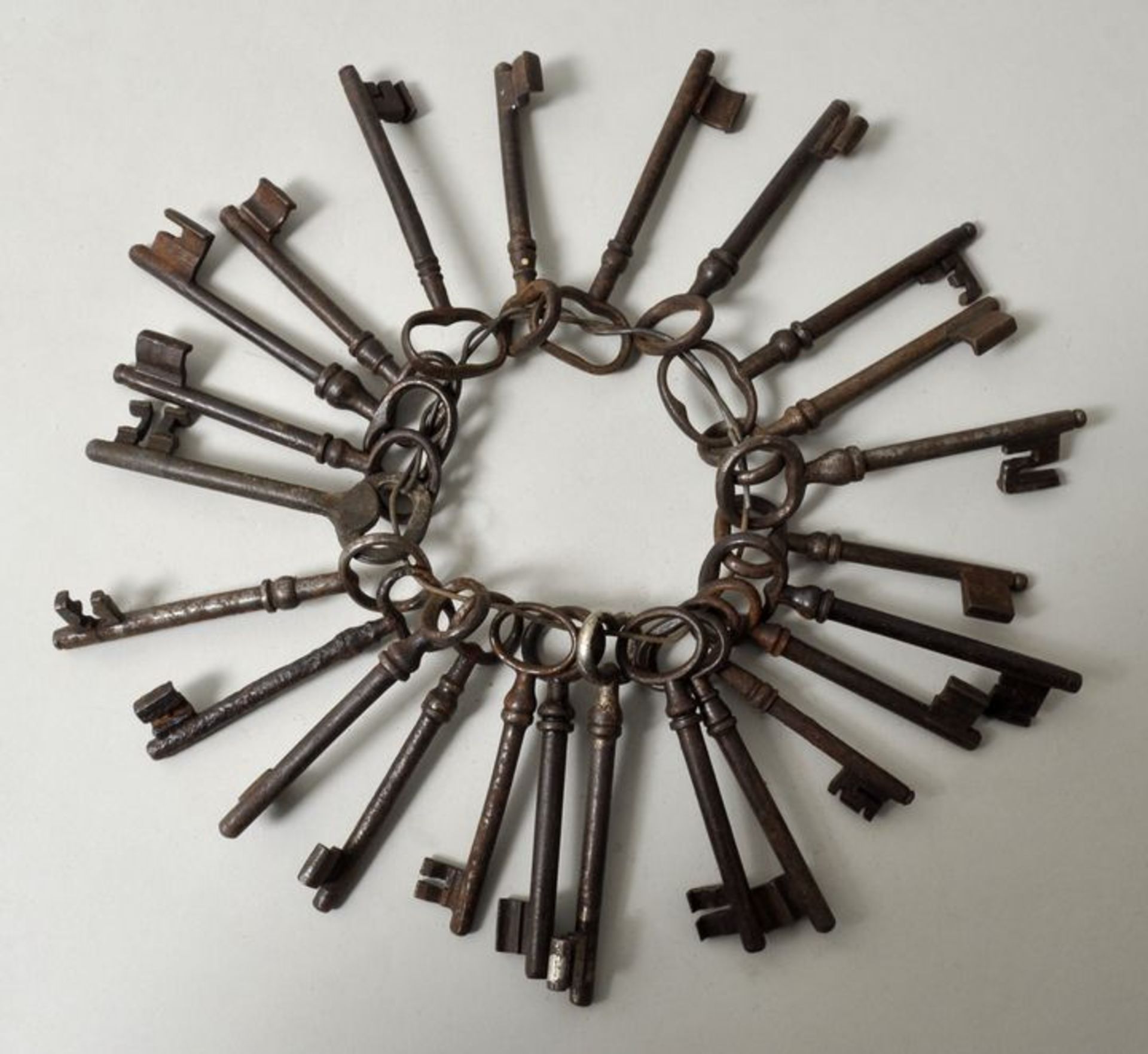 Konvolut Schlüssel, 19. Jh.24 Schlüssel; Eisen, nierenförmige Griffform, Volldorn.- - -25.00 %