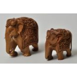 Indien. Elefanten.Sandelholz, geschnitzt. Ein Paar aufwendig geschnitzte Elefantenfiguren mit