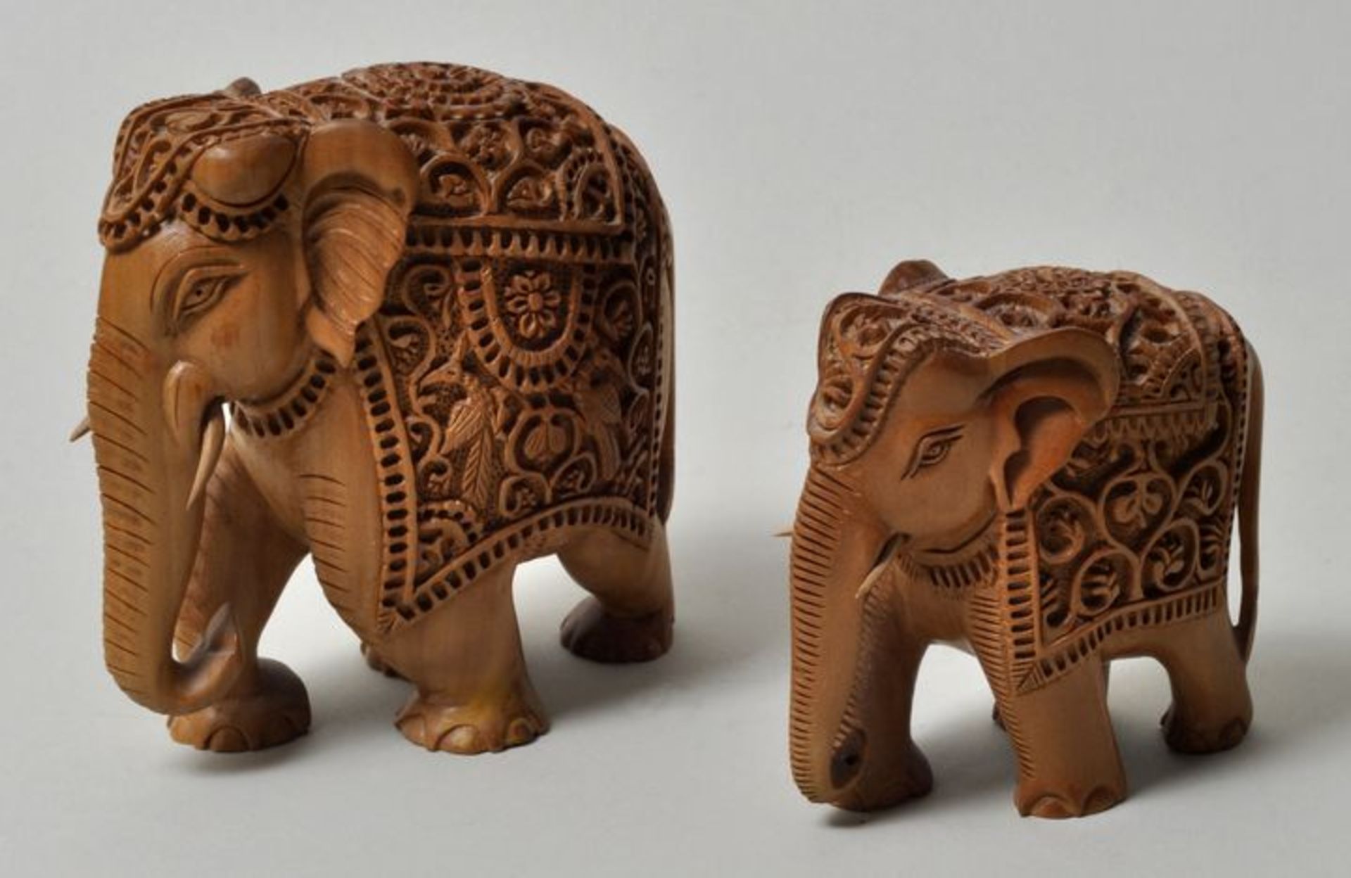 Indien. Elefanten.Sandelholz, geschnitzt. Ein Paar aufwendig geschnitzte Elefantenfiguren mit