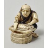 Netsuke, Japan, E. 19./ Anf. 20. JhElfenbein, geschnitzt, Details farbig. Mann beim Schuppen eines