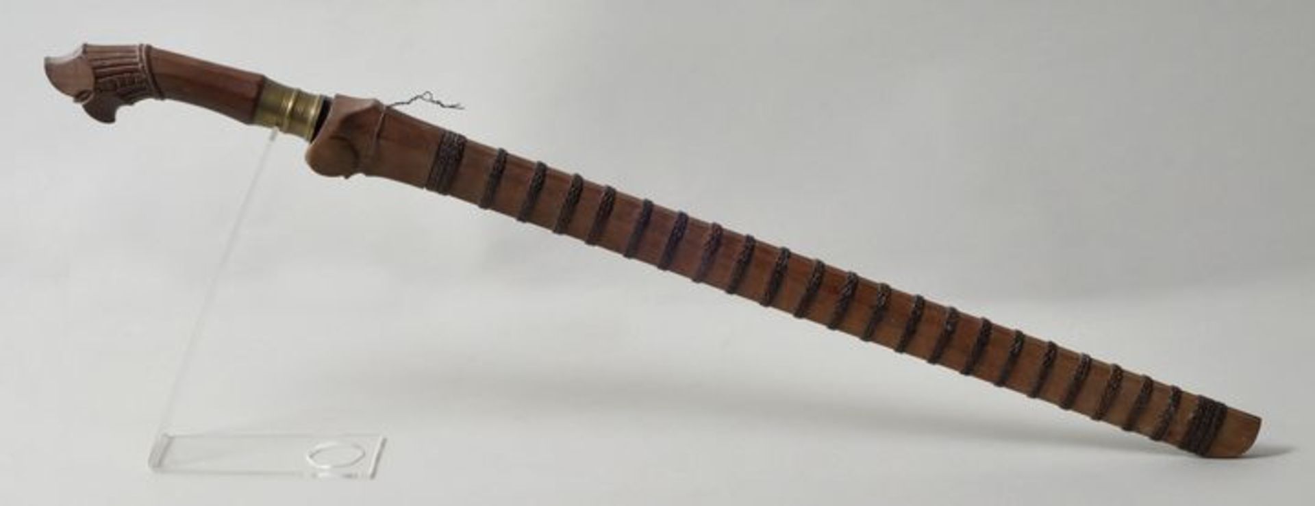 Indonesien. Golok mit Scheide.Traditionelle Golok-Machete mit Holzgriff und Holzscheide. Indonesien, - Bild 2 aus 2