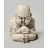 Netsuke, Japan, 20. Jh.Kindliche Figur gefesselt, mit Ratte auf dem Schoß. Elfenbein, geschnitzt,