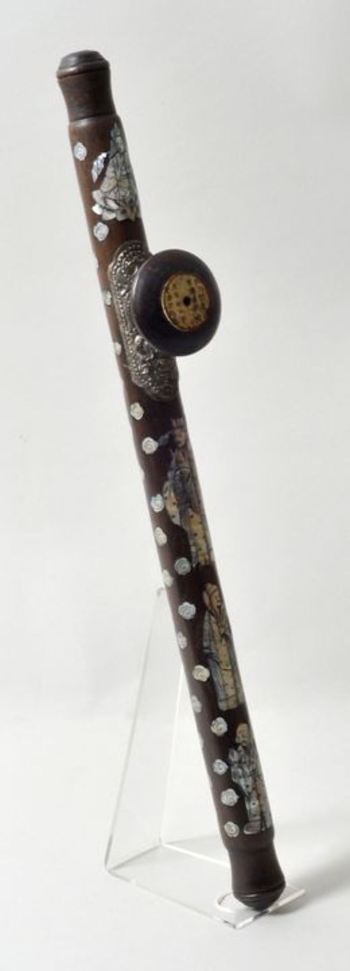 China. Opiumpfeife.Holz, Perlmutt, Silber. Aufwendig gestaltete Opiumpfeife mit figürlichen und