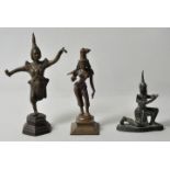 Thailand. Drei Figuren.Bronze / Metallguss, teils patiniert. Darstellungen eines knienden sowie