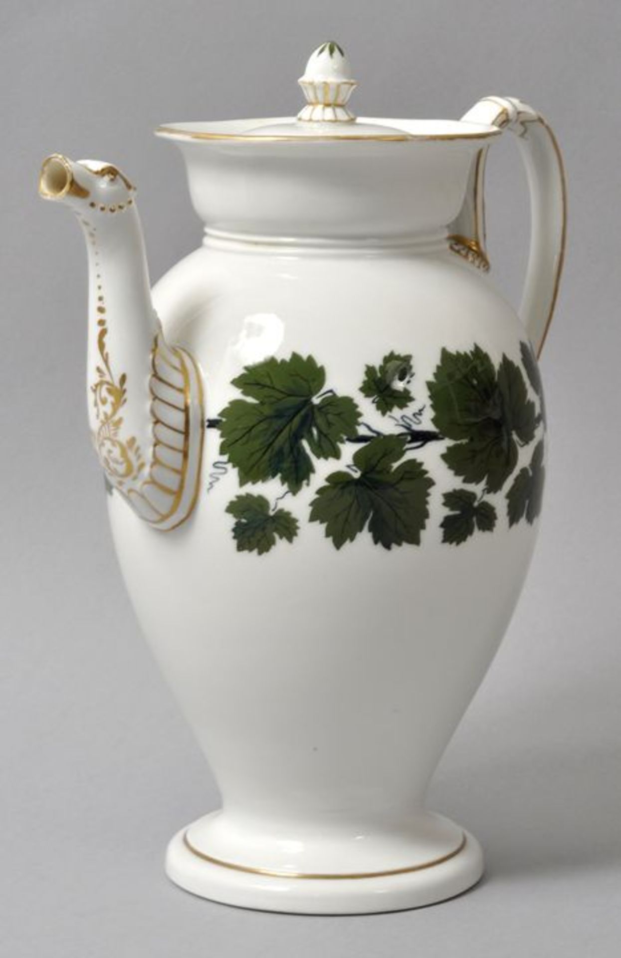 Kaffeekanne, Meissen, 2. H. 19. Jh.Schlangenhenkel-Form, Weinlaubdekor, Ausguss und Henkel