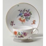 Tasse mit Untertasse, Meissen, um 1860Einfache Form mit Ohrenhenkel, seitliches Blumenbukett, alte